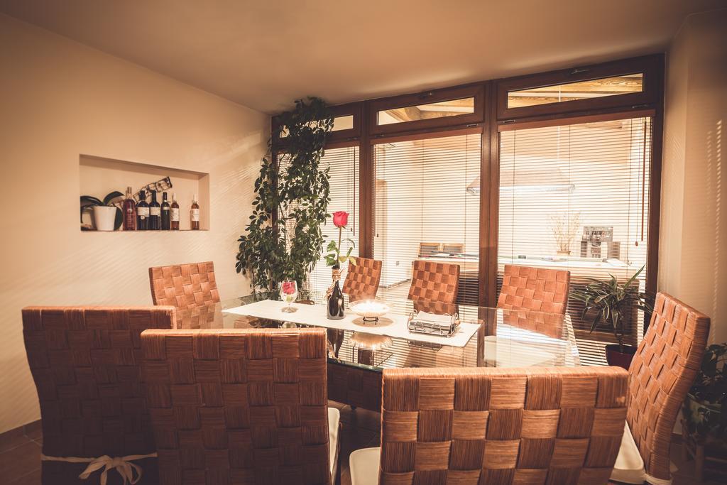 Penzion Vino Hruska Blatnička Exteriör bild