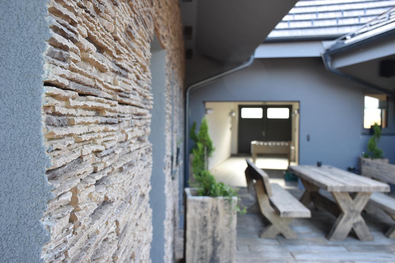 Penzion Vino Hruska Blatnička Exteriör bild