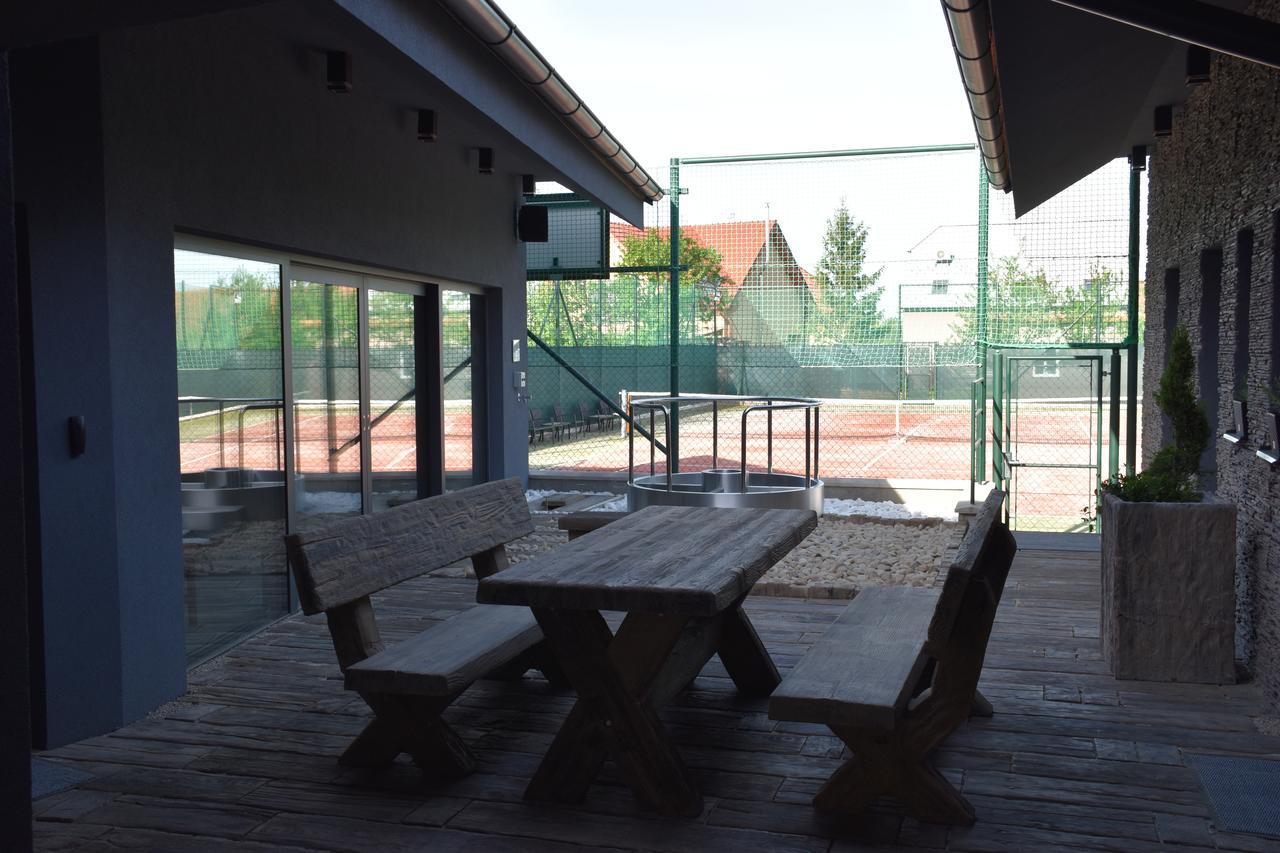 Penzion Vino Hruska Blatnička Exteriör bild