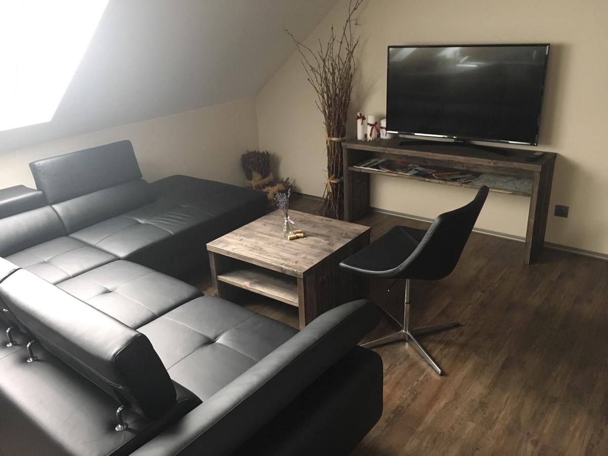 Penzion Vino Hruska Blatnička Exteriör bild